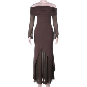 Détails de la robe en tulle marron à épaules dénudées avec manches voilées et ourlet asymétrique