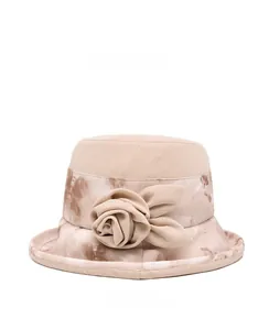 Vista laterale del cappello estivo beige con rosa in tessuto e trama acquerello fine