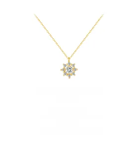 Détail macro du collier pendentif flocon de neige doré avec diamants moissanites
