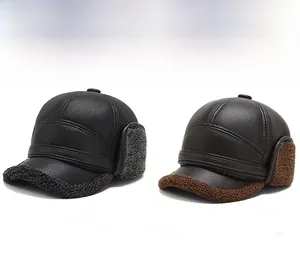 Dettaglio di berretti termici in pelle nera e marrone con calda fodera in pile