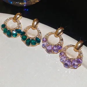 Orecchini a goccia dorati con cristalli verdi e viola e diamanti brillanti di lusso