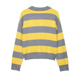 Détail d'un pull en maille rayé jaune et gris avec finitions en bords-côtes doux