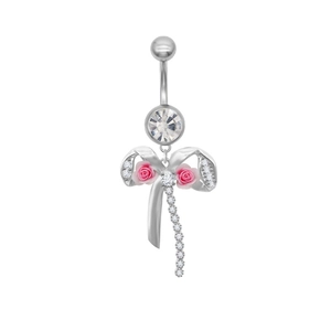 Détail d'un piercing nombril argenté avec nœud, pendentif rose rose et cristaux brillants