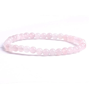 Nahaufnahme von 4mm Rosenquarz Perlenarmband mit durchscheinenden rosa Steinen