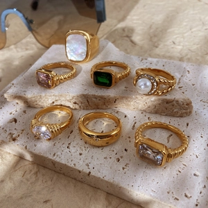 Kollektion aus 18K vergoldeten Edelstahlringen mit Zirkon- und Perlendetails