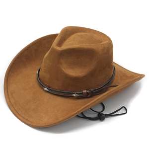 Détail d'un chapeau de cow-boy en daim marron avec rivets argentés et cordon de serrage