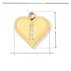 Makroaufnahme eines 12mm goldenen Herzanhängers mit Strasssteinen und Edelstahl