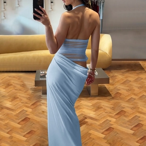 Détail de la robe dos nu bleu clair avec rayures en maille et texture plissée élégante