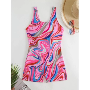 Détail à plat d'un maillot de bain une pièce à imprimé marbré coloré avec accessoires