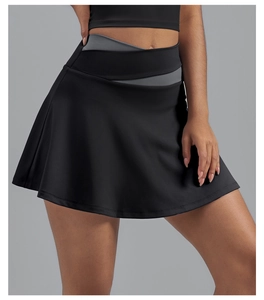 Detail van de gekruiste hoge taille op een sportieve tennisrok met binnenbroekje voor dames
