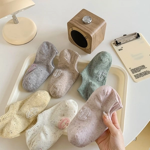 Speckled low-cut invisible socks in six pastel colors with non-slip silicone backing