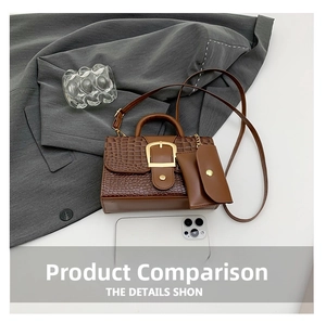 Détails du sac à main marron à motif crocodile avec boucle dorée et mini pendentif