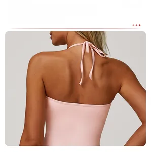 Détail arrière du débardeur de yoga licou rose avec bretelles croisées et dos nu