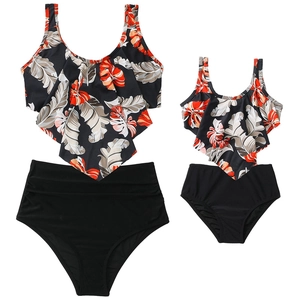 Dettaglio bikini coordinato famiglia a vita alta con foglie tropicali e volant