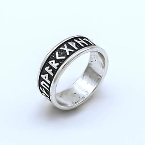 Bague en argent rétro avec gravures de runes nordiques et finition de style ancien