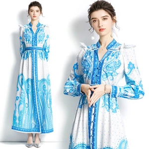 Detail von blau-weißem Paisley-Muster auf V-Ausschnitt Kleid mit Laternenärmeln und Knöpfen
