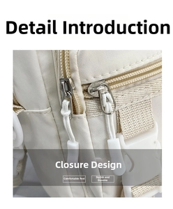 Dettaglio borsa in nylon bianco con doppia cerniera e fibbie in plastica resistente