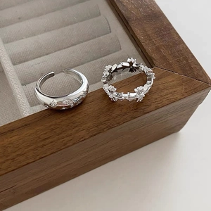 Anelli minimalisti in argento con motivi floreali gotici e dettagli di stelle