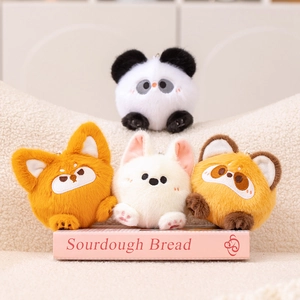 Lot de quatre breloques animaux en peluche dont un panda et un renard avec fourrure douce