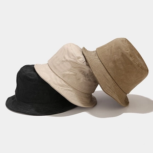 Bobs classiques en coton lavé noir, beige et kaki avec une texture vintage élégante