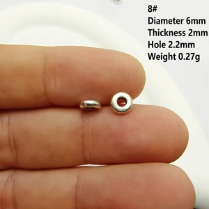 Détail de l'entretoise flocon de neige en argent tibétain de 6mm avec trou de 2,2mm
