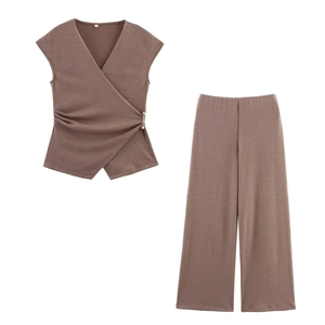 Detalle del conjunto de punto marrón con top sin mangas de cuello en V y pantalón ancho