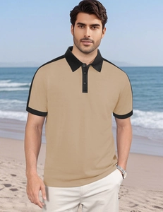 Détail de polo pour homme kaki avec col contrasté noir dans un décor de plage d'été