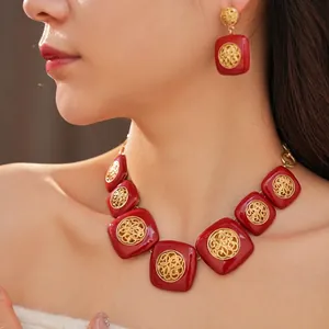 Elegante set vintage di collana e orecchini in smalto rosso e filigrana d'oro da donna