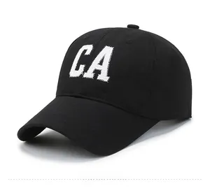Vue latérale détaillée de la casquette noire en coton avec broderie blanche CA