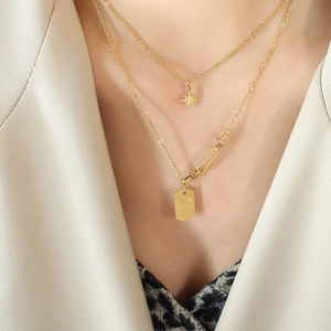 Collier double rang en acier titane doré avec pendentif étoile et plaque carrée gravée BLISS