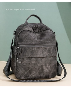 Dettaglio dello zaino vintage grigio con anelli metallici e tasca frontale con zip