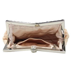 Draufsicht auf das Innere der beige Abendtasche mit champagnerfarbenem Satinfutter