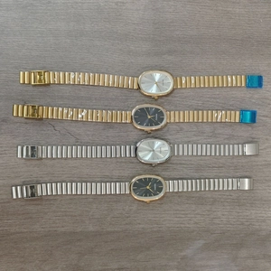Elegant oval quartz watch with metal chain strap and folding clasp for women, four color set