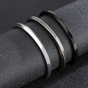 Bracelet jonc torsadé en spirale en C vintage en argent, gris brossé et noir en acier titane