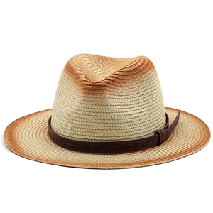 Dettaglio cappello di paglia intrecciata con tesa sfumata e fascia in cuoio goffrato