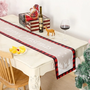 Chemin de table de Noël avec bordure à carreaux rouge et noir et motifs de renne