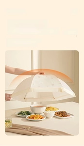 Couvre-plats en maille respirante protégeant les assiettes sur la table avec anneau
