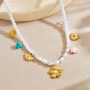 Collier élégant en perles avec pendentifs fleur dorée, abeille et turquoise bleue