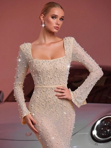 Détails de la robe de soirée à col carré ornée de perles et de cristaux scintillants