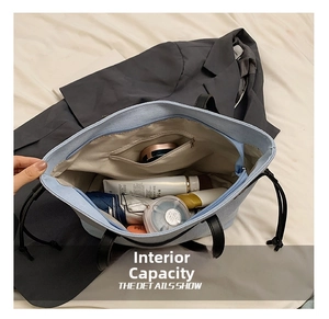 Innenansicht der hellblauen Canvas-Tasche mit großem Fassungsvermögen und Reißverschluss