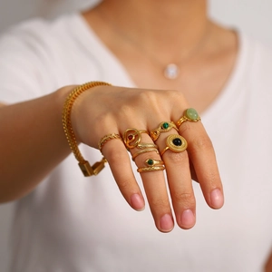 Anelli vintage francesi in acciaio inossidabile placcato oro 18k con pietre su mano di modella