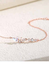 Vue macro d'un bracelet papillon en or rose serti de zircons blancs sur chaîne fine
