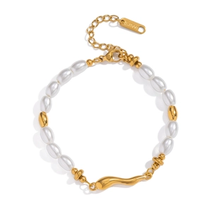 Elegant 18K gold-plated stainless steel bracelet with white pearls and gold wave charm