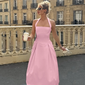 Dettaglio di un abito midi rosa allacciato al collo senza maniche con trama elegante