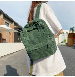 Grüner Cord-Rucksack für Damen mit Tragegriff oben und vorderer Reißverschlusstasche