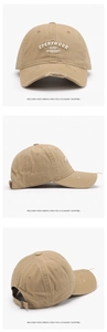 Détail d'une casquette kaki avec broderie 3D blanche et bordure d'aspect usé tendance
