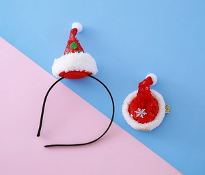 Détail de serre-tête et pince à cheveux chapeau de Noël à paillettes rouges et peluche