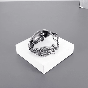 Vista dettagliata del bracciale rigido artigli di leopardo argento vintage stile punk