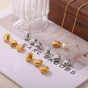 Ensemble De Bijoux Collier Et Boucles D'Oreilles Pendentif Cœur En Acier Titane Plaqué Or Avec Perle D'Eau Douce Texture Martelée