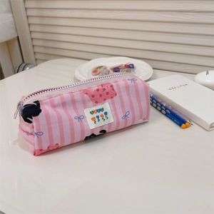 Gros plan d'une trousse en toile rose à rayures avec motif chat et écusson de tulipe